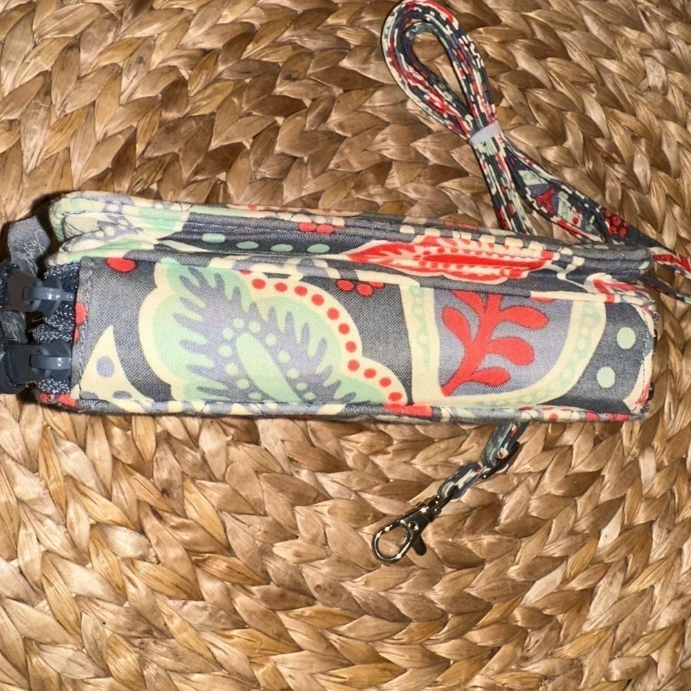 UGC Vera Bradley Nomadic Blossom Quilt Clutch Wristlet Gray Blue Full Zip Floral